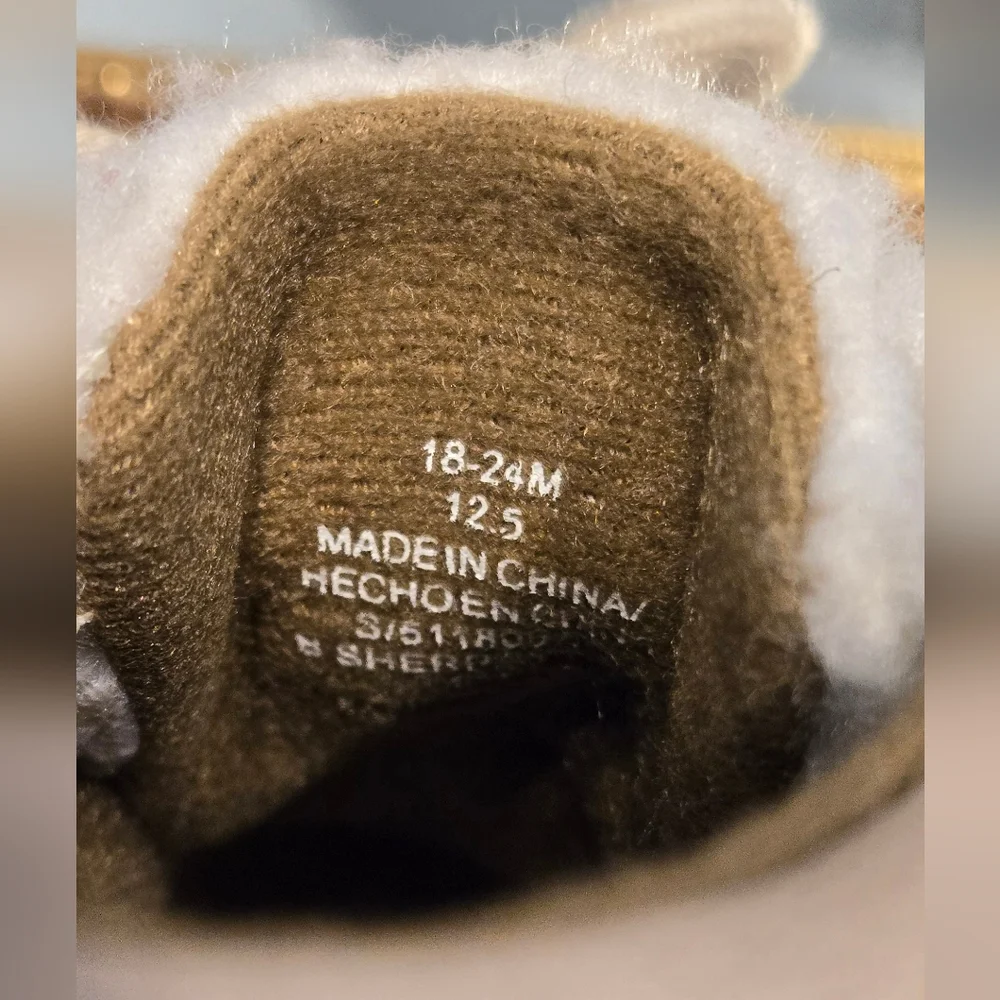 NWOT Old Navy Beige Suede and White Sherpa Baby Boot Shoe 18-24 Months